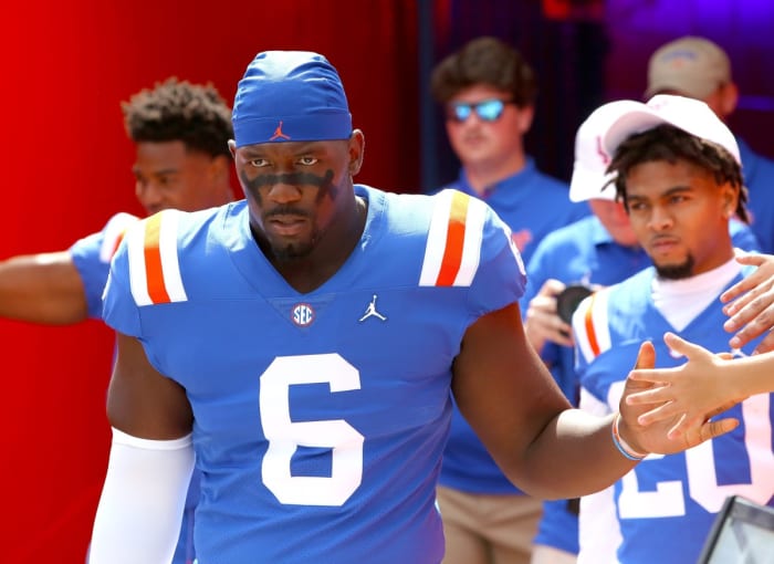 Florida Gators defensive lineman Zachary Carter (6) walks into the stadium during a football game between the Florida Gators and the Vanderbilt Commodores at Ben Hill Griffin Stadium in Gainesville, Fla. October 9, 2021. Flagi 100921 Gatorsvandyfb 46